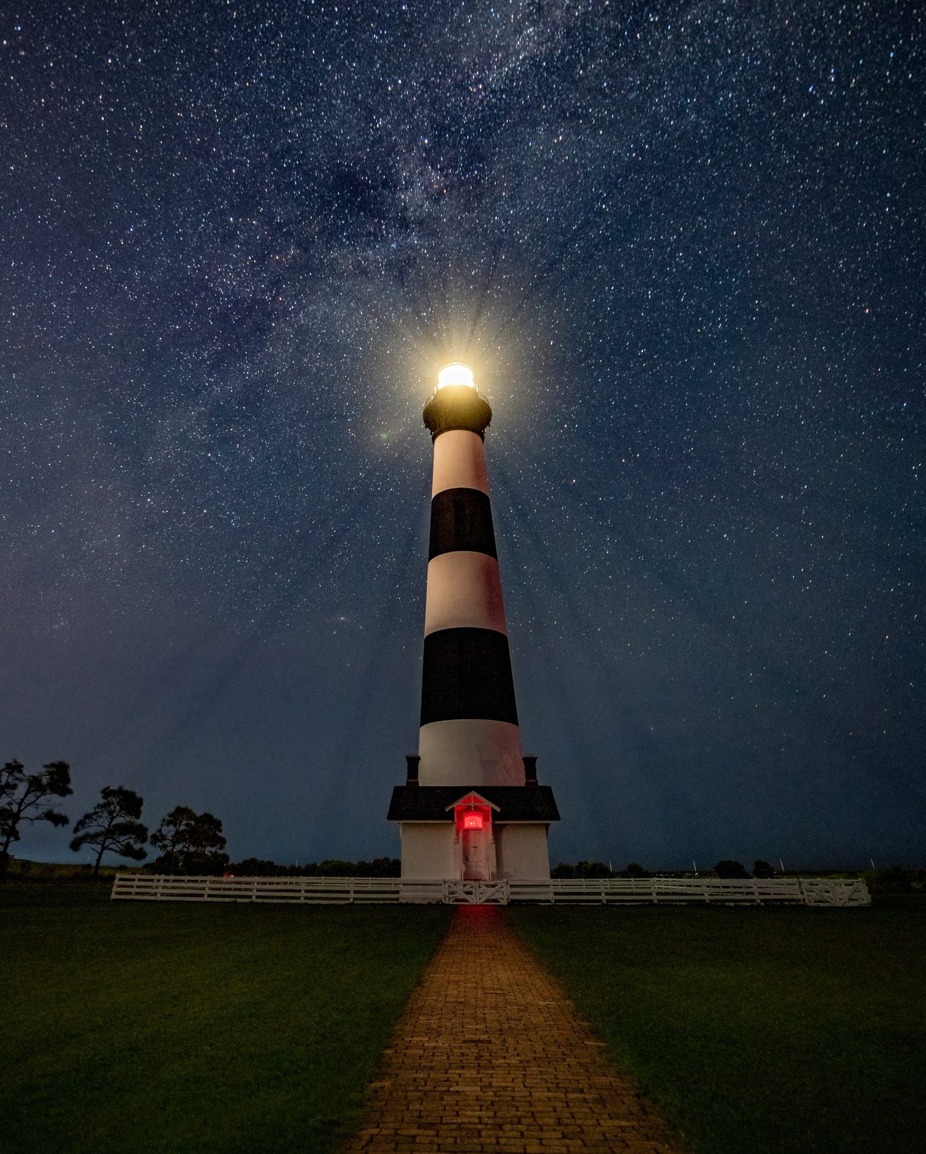 bodie-island-lighthouse-under-the-night-sky-2021-09-04-10-35-37-utc